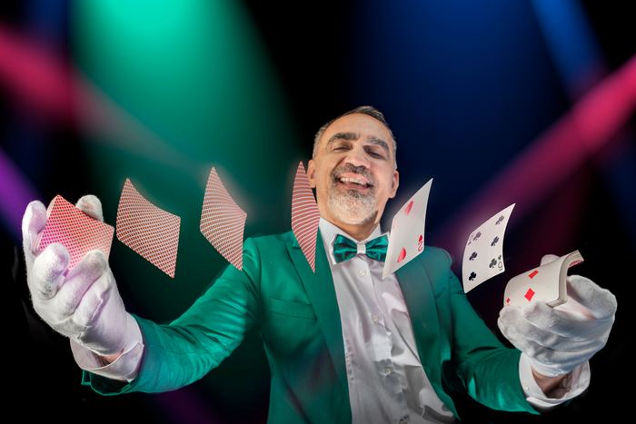 Magicien close-up Mister BIG SHOW, tour de cartes en costume