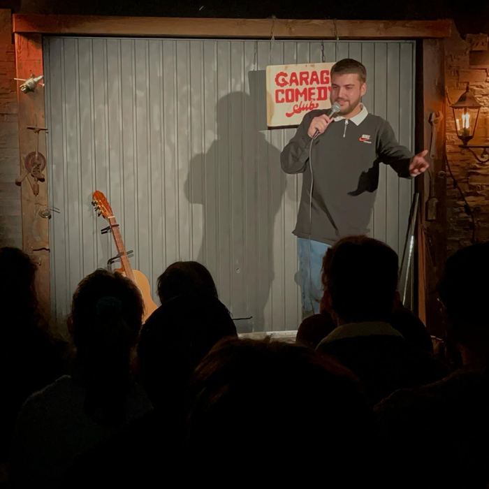 Spectacle de stand-up Mister BIG SHOW, humoriste sur scène avec micro
